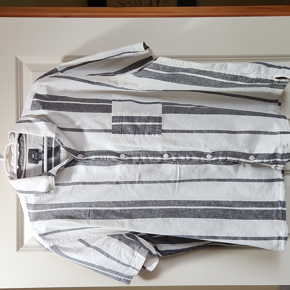 H&M button-down short sleeve shirt
